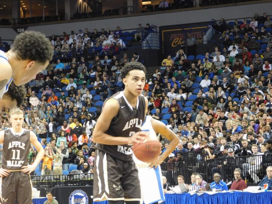 Tre Jones sets up for a free throw attempt.