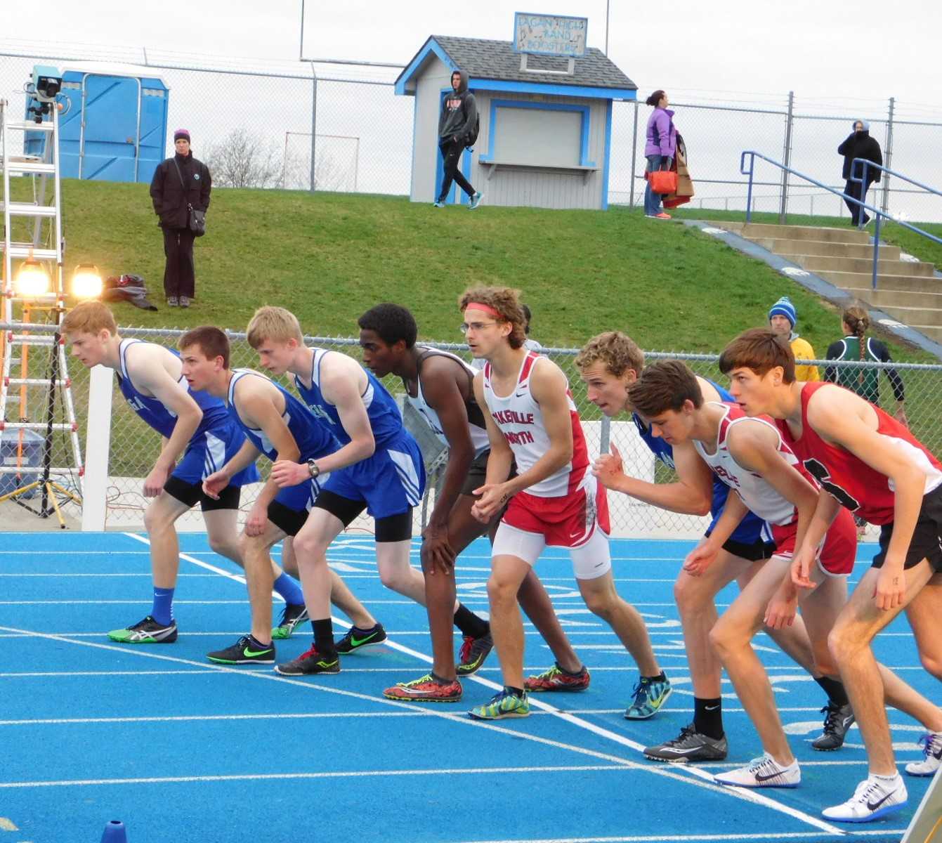 Yassin Abasher (center) lines up at the waterfall for the 800 meter race.