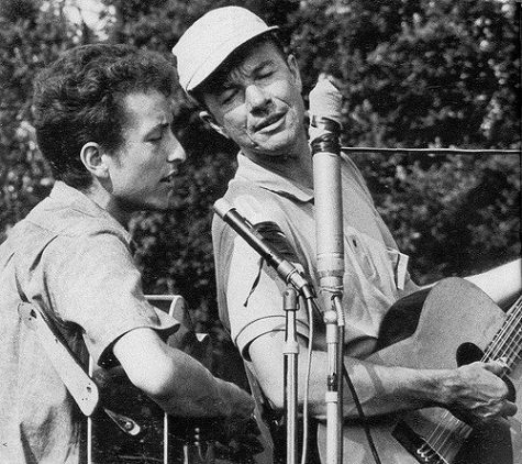 Bob Dylan performs with Pete Seeger