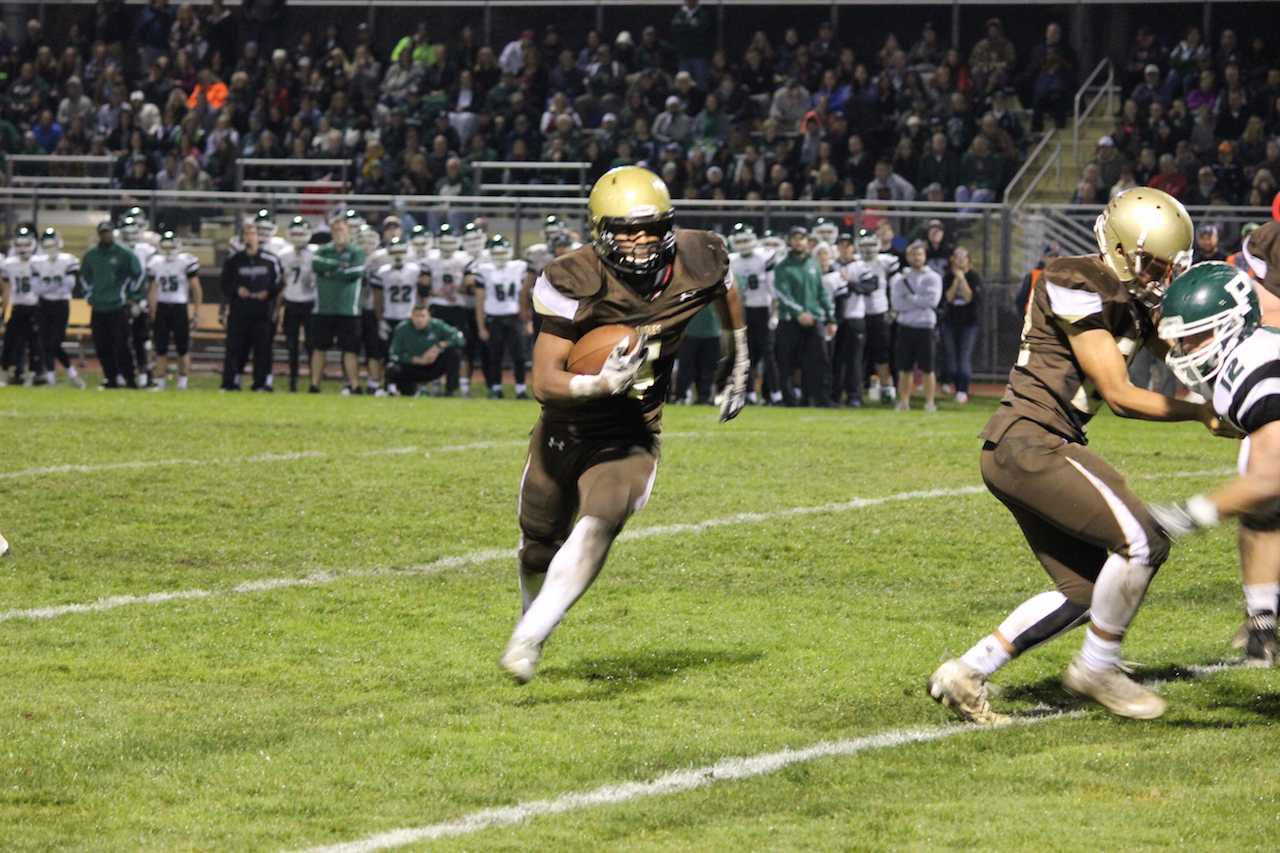 Mario Lewis carries the ball during the fourth quarter.