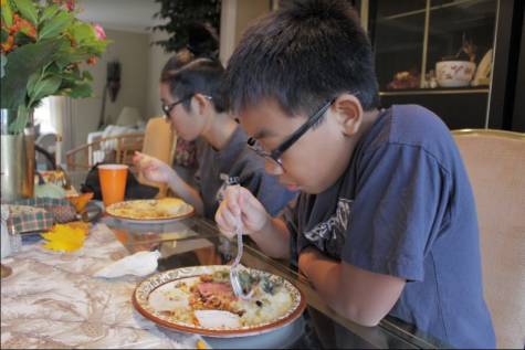 Family members eat their Thanksgiving meal. (Devon Ek)